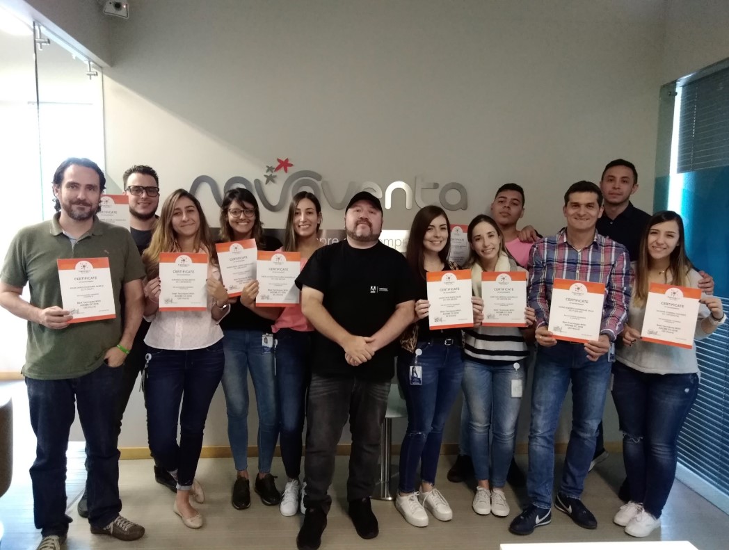 Camilo Gutierrez Profesor Adobe Dictando a Diseñadores de Novaventa Nutresa